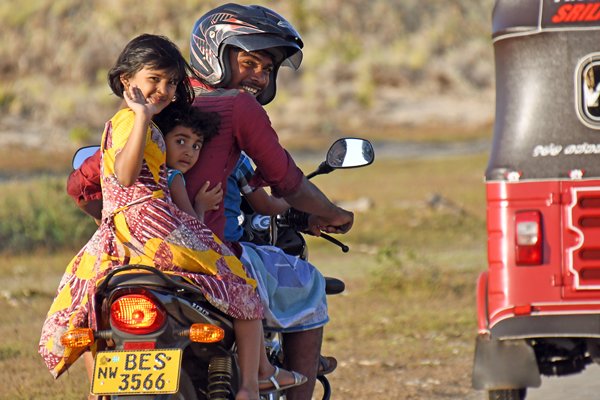Met z'n vieren op de motor bij Kalpitiya (Sri Lanka)