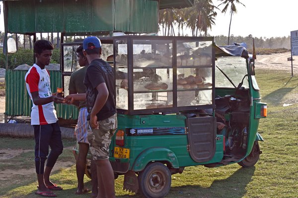 Broodverkoop per tuk-tuk in Kalpitiya (Sri Lanka)