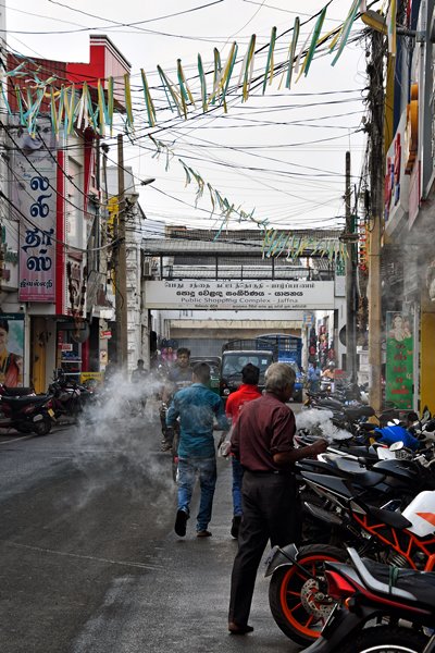 Winkelier met wierookschaal in Jaffna (Sri Lanka)