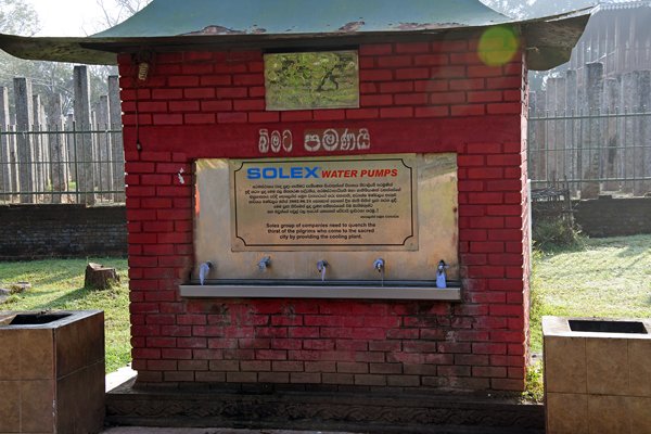 Watertappunt voor de pelgrims in Anuradhapura (Sri Lanka)