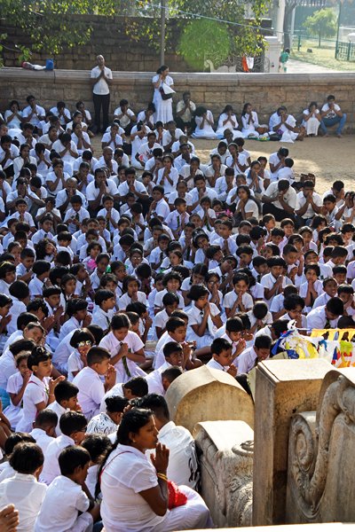 Eer betonen aan de Bodhiboom in Anuradhapura (Sri Lanka)