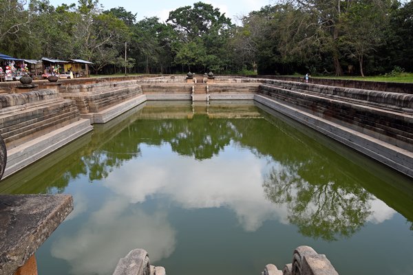 Kuttam Pokuna (Tweelingvijvers) in Anuradhapura (Sri Lanka)
