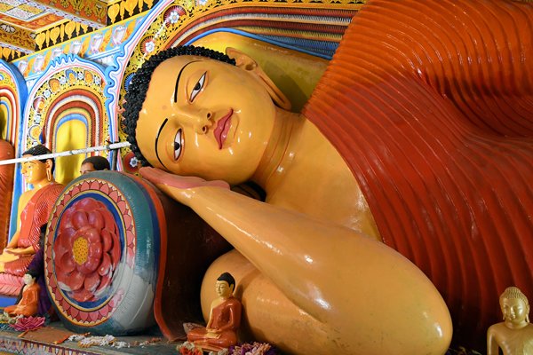 Liggende Boeddha in de Isurumuniya tempel in Anuradhapura (Sri Lanka)