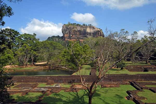 De Sigiriya rots in het omringende park (Sri Lanka)