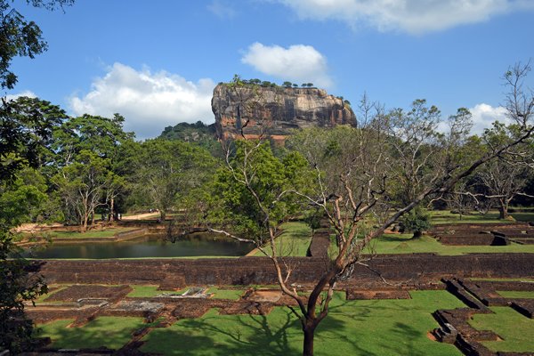 De Sigiriya rots in het omringende park (Sri Lanka)