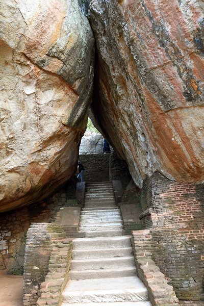 Trap tussen rotsen in Sigiriya (Sri Lanka)