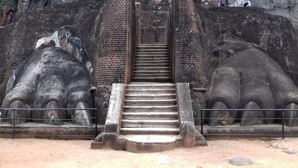 De beroemde leeuwenpoten in Sigiriya (Sri Lanka)