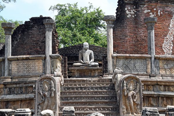 Boeddhabeeld in de Vatadage in Polonnaruwa (Sri Lanka)