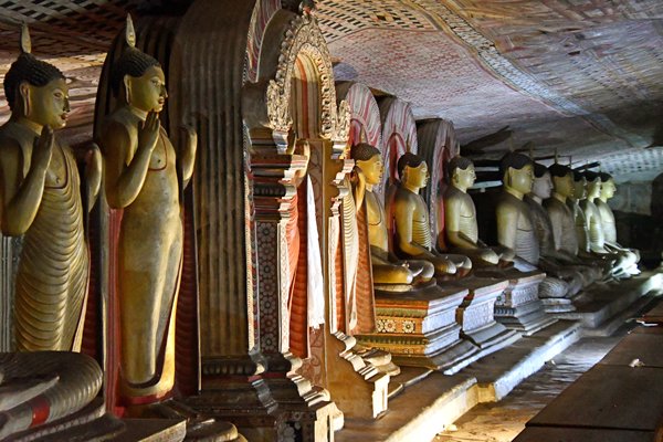 Beelden in een Dambulla rotsgrot (Sri Lanka)
