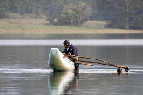 Visser op het Mapakada meer (Sri Lanka)