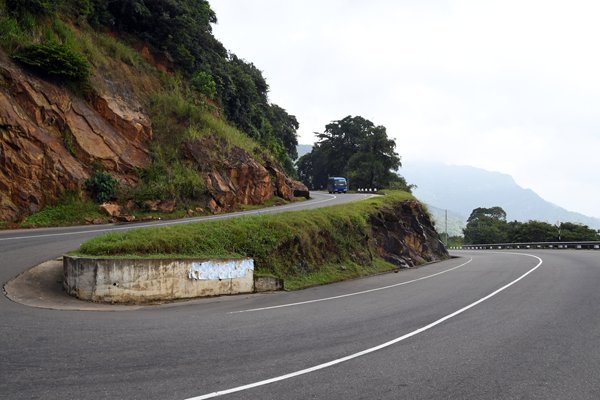 Haarspeldbochten naar Hunnasgiriya (Sri Lanka)
