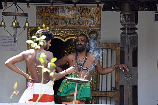 Bij de Kataragama Devalaya tempel in Kandy (Sri Lanka)