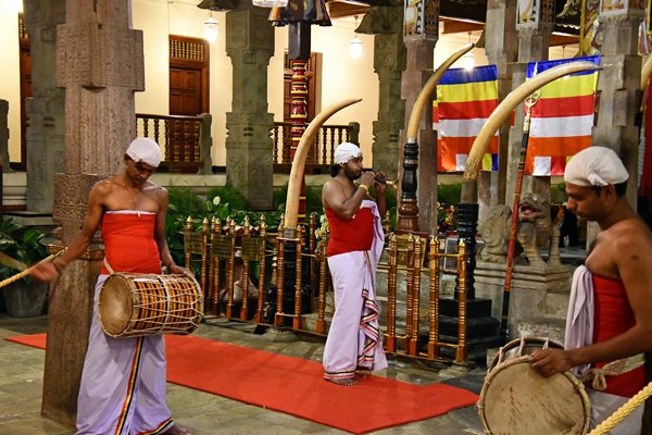 Muzikanten in de Tempel van de Tand in Kandy (Sri Lanka)