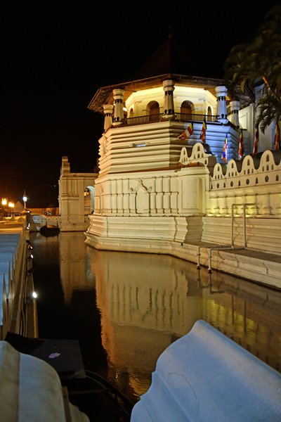 De Tempel van de Tand in Kandy bij avond (Sri Lanka)