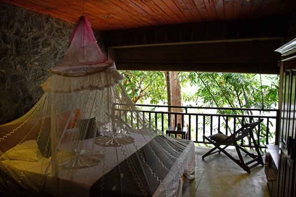 Slaapkamer met uitzicht in Kitulgala (Sri Lanka)