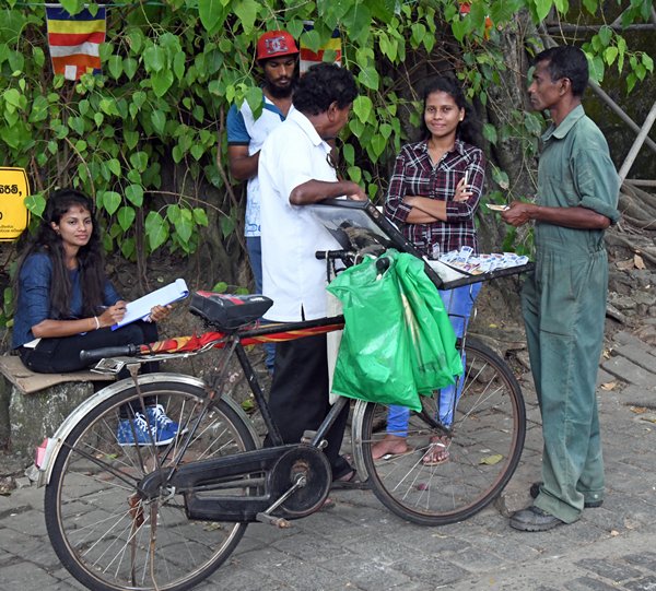 Mobiel lotenverkoop in Galle (Sri Lanka)
