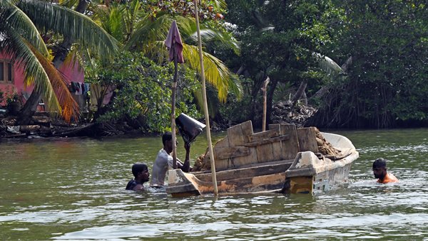 Zandwinning in de Madu Ganga bij Balapitiya (Sri Lanka)
