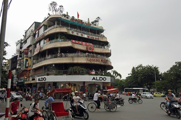Een onoverzichtelijk kruispunt in de buurt van het Hoan Kiem meer, Hanoi