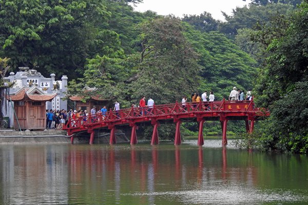 Brug naar Ngoc Son Tempel in het Hoan Kiem meer, Hanoi
