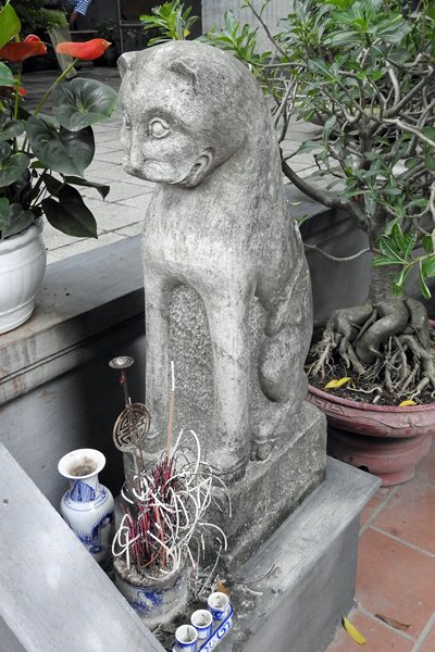 Beeldje van katachtige bij Đền thờ vua Lê tempel, Hanoi