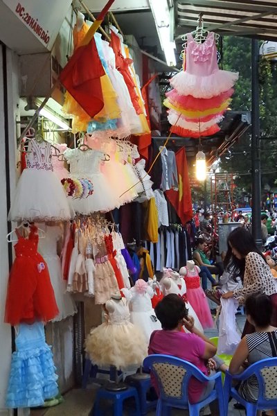 Winkel met feestjurken voor kleine Vietnamese meisjes, Hanoi