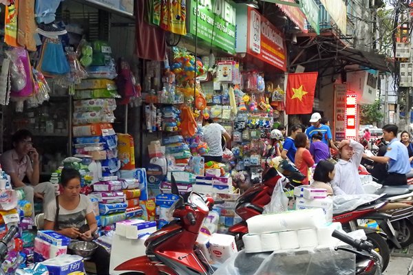 Een straatje in het centrum van Hanoi met veel propvolle winkels