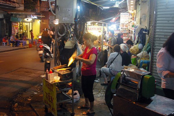 Eetstalletje op de nachtmarkt van Hanoi
