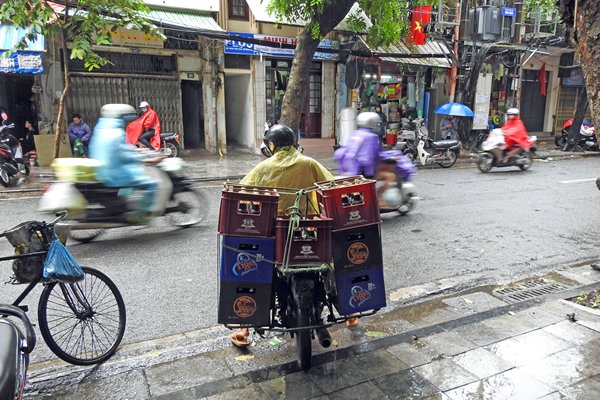 Zeven bierkratten op een brommer in Hanoi