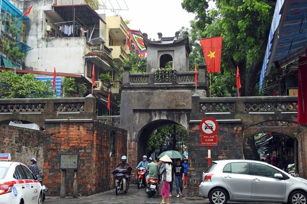 Een oude stadspoort in Hanoi