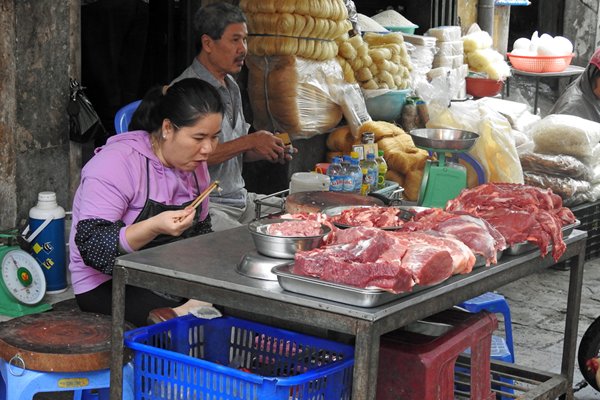 Deze slager in Hanoi met goed uitziend vlees moet ook zelf eten