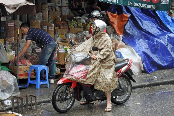 Poncho in luipaardprint op de markt van Hanoi