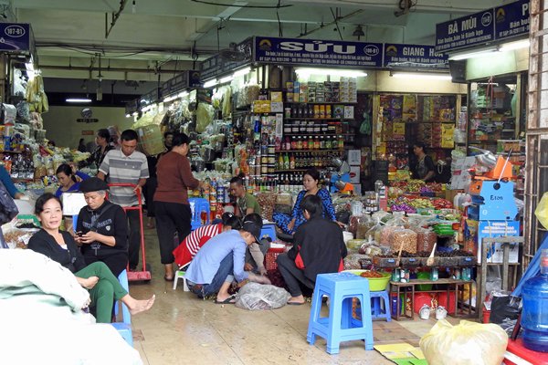 Kruidenierswinkel bij de markt van Hanoi