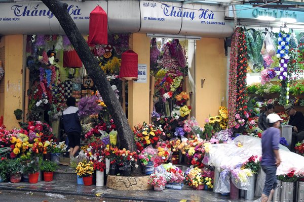 Bloemenwinkel in Hanoi neemt het trottoir in bezit