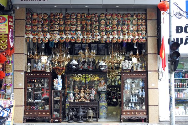 Beeldjes en maskers te kust en te keur in oud Hanoi