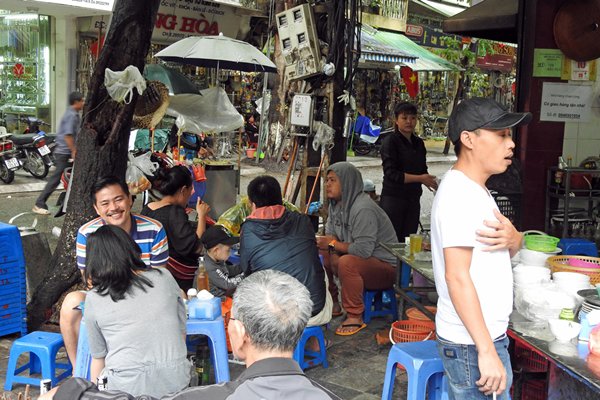 Straathoek-restaurantje in de oude wijk van Hanoi