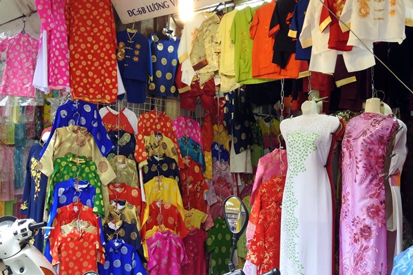 Kleding in veel vrolijke kleuren in oud Hanoi