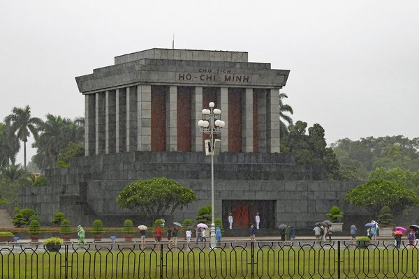 Het mausoleum van Ho Chi Minh aan het grote Ba Dinh plein (Hanoi) in de regen