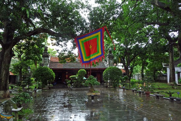 Het voorpleintje van de Quan Than tempel (Hanoi)