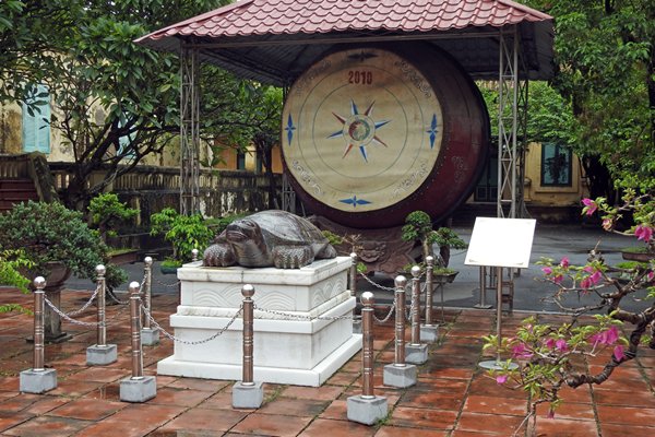 Een enorme drum en een schildpad op een binnenplaats in de citadel van Hanoi