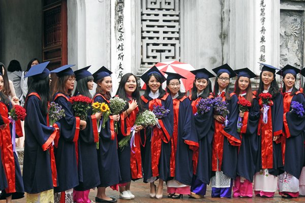 Geslaagde studenten poseren bij de Tempel van de Literatuur in Hanoi