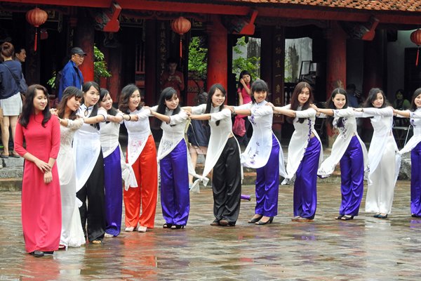 Groepen studenten in Hanoi laten zich graag fotograferen bij de Tempel van de Literatuur