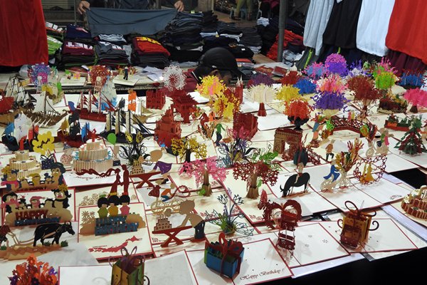 Kunstig geknipte opvouwbare kaarten op de nachtmarkt in Hanoi