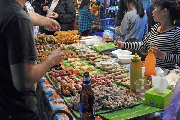 Ruime keuze aan snacks op de avondmarkt van Hanoi