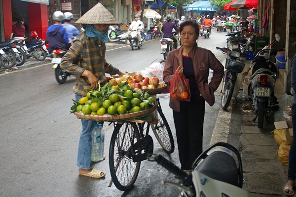 Fruitverkoop per fiets, Hanoi