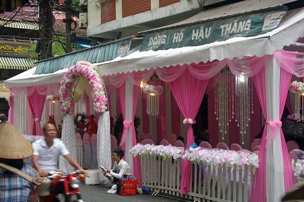 Een restaurant in Hanoi wordt in rose kleuren versierd