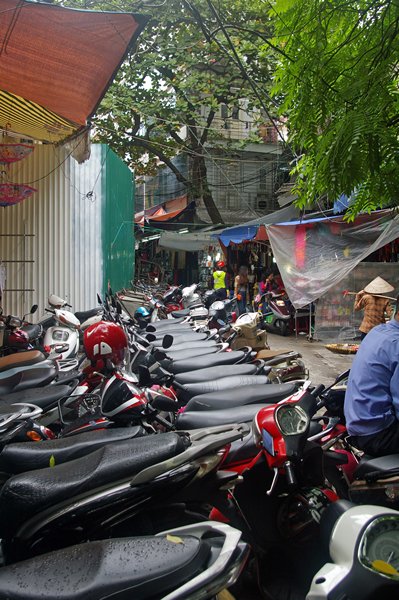 Parkeerplaats voor brommertjes, Hanoi