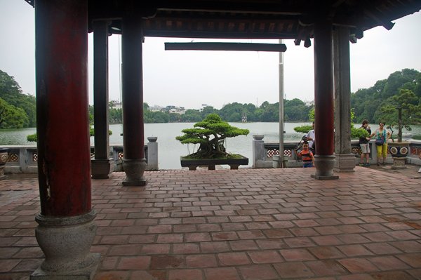 Het Hoan Kiem meer, gezien vanuit de Ngoc Son Tempel, Hanoi