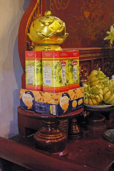Offer van Hollanda koekjes in de Ngoc Son Tempel, Hanoi