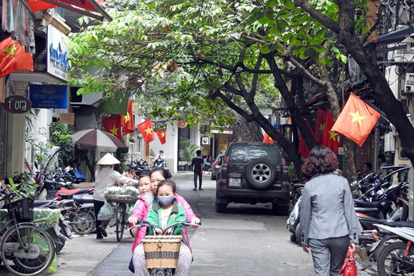 Veel Vietnamese vlaggen in Hanoi