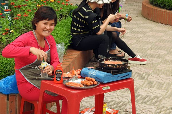 Hot dog verkoop in de dierentuin van Hanoi